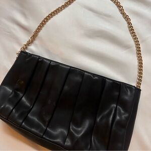 BLACK PLEATED FAUX LEATHER PURSE WITH GOLD CHAIN